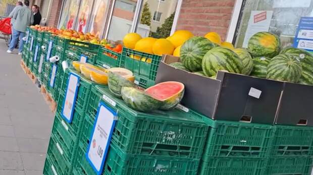 «Такое началось!»: украинцы опозорились в русском магазине в Германии из-за арбуза из российского Херсона