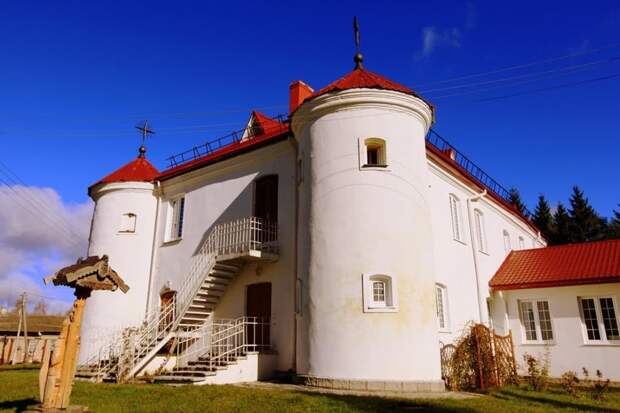Дом-крепость начала 17-го века, который используется как психиатрическая лечебница для преступников. беларусы, путешествия