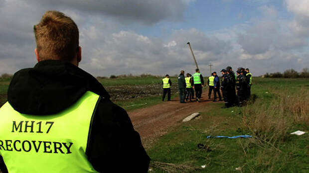 Эксперты из Нидерландов и Малайзии работают на месте крушения малайзийского самолета Boeing, выполнявшего рейс MH17 Амстердам — Куала-Лумпур