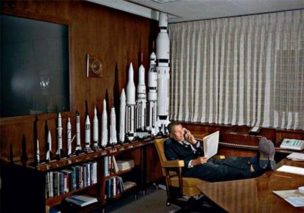 Фон Браун в своем кабинете (1964)