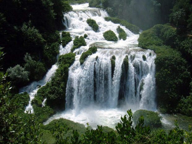 Мраморный водопад Италия. Каякам здесь не место. Самые причудливые и величественные водопады планеты. Фото с сайта NewPix.ru