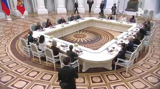 Путин встретился с представительницами разных профессий в преддверии 8 марта