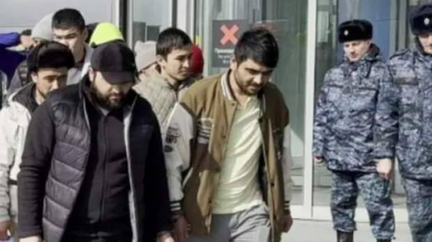 «Так нас нигде не прижимали»: почему новые правила для мигрантов вызвали бурю негодования