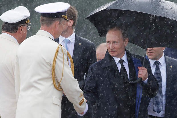 Владимир Путин поздравляет военнослужащих с Днем Военно-морского флота России