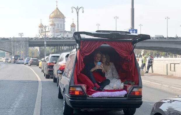 А вот счастливые молодожёны, приехали на свою свадьбу в катафалке. Страна поражена таким смелым и эпатажным поступком!! Фото: rus.jauns.lv