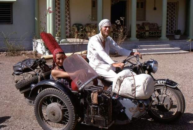В пути австралийцы встретили пару англичан, приехавших в Индию на мотоцикле БМВ. Еще более отчаянные ребята! Подкова на люльке – главное средство пассивной безопасности, как иконки в Жигулях! fiat, fiat 600, fiat multipla, авто, автопробег, автопутешествие, пробег, путешествие