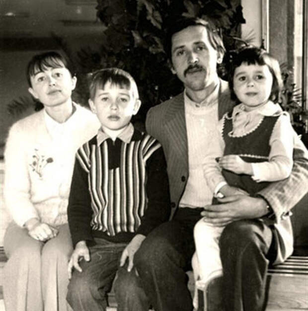 Архивное фото семьи Заворотнюк