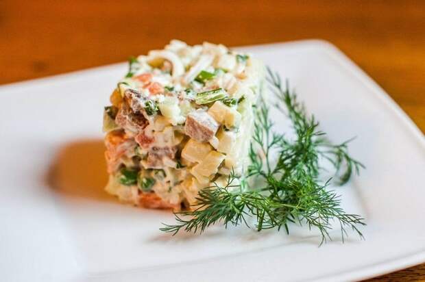 Салат готовится с мясом, в отличие от «Оливье». / Фото: donatewales.org