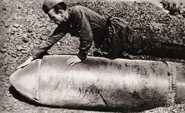 Неразорвавшийся 600-мм снаряд, упавший на 30-ю бронебашенную батарею, Севастополь, 1942 год военное, война, исторические фото, не взорвался, пробил, снаряд, судьба, чудо