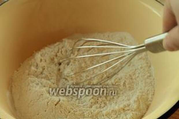 В миску просеять муку вместе с разрыхлителем, добавить щепоточку соли и перемешать все сухие ингредиенты.