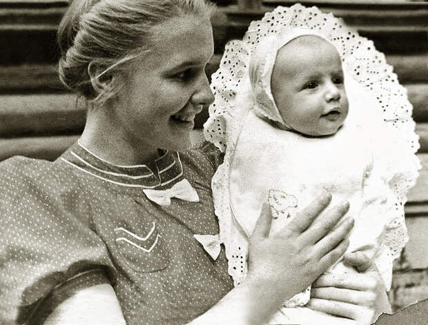 1185 Саша Пороховщиков с мамой Галиной Александровной, 1939 год.jpg