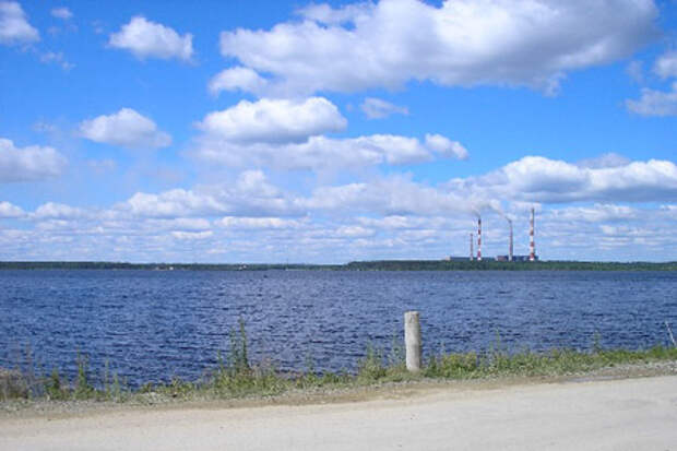 На берегу Рефтинского водохранлилища стоит самая большая в России ГРЭС