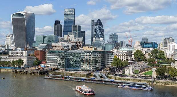 https://upload.wikimedia.org/wikipedia/commons/thumb/6/6d/City_of_London_skyline_from_London_City_Hall_-_Sept_2015_-_Crop_Aligned.jpg/1200px-City_of_London_skyline_from_London_City_Hall_-_Sept_2015_-_Crop_Aligned.jpg