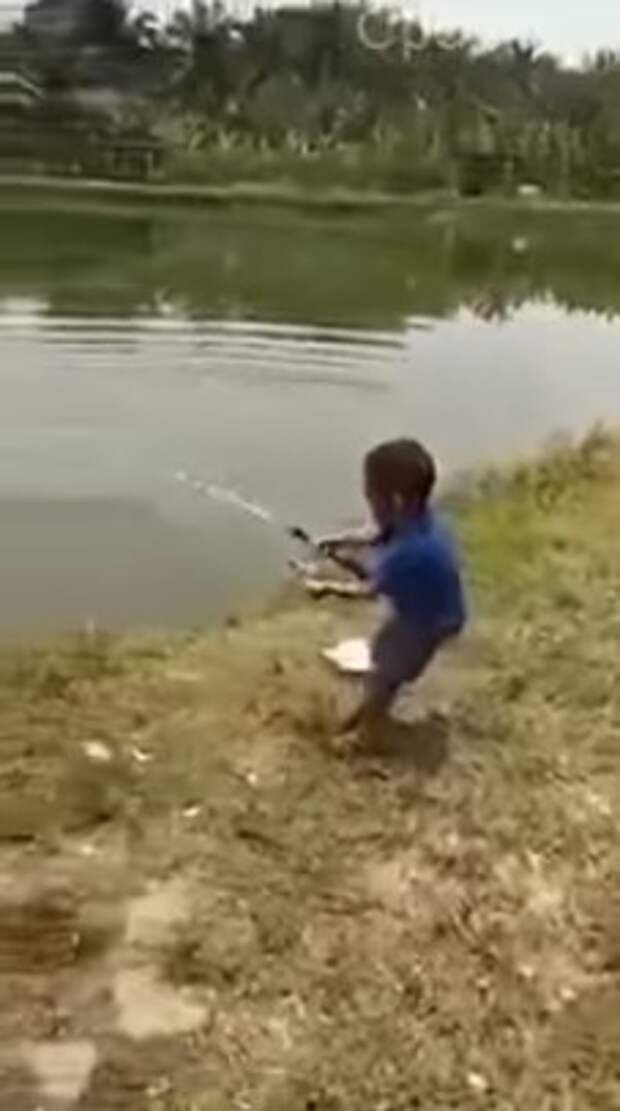Маленький рыбак поймал на удочку рыбу размером с самого с себя