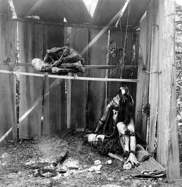 Обрядовое поедание умерших родичей. Индеец племени Квакиутл, Британская Колумбия, 1910 год   история, смотреть, фото
