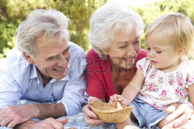 Дед и баба рядом с внучкой.