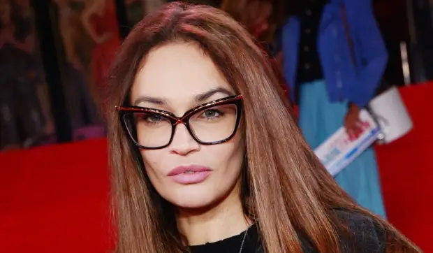 «У вас сын растет, вам не стыдно?»: Выставившую голый зад Водонаеву затравили