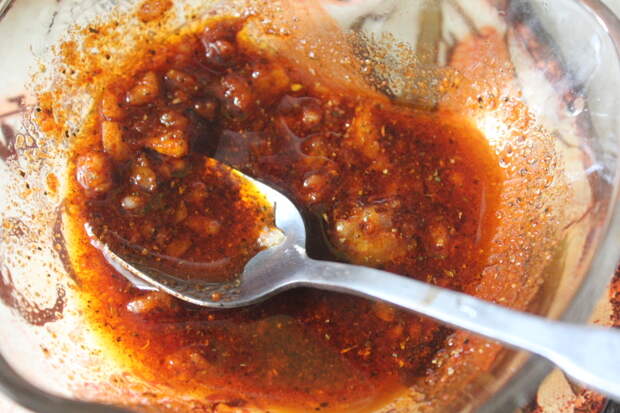 Фото рецепта - Филе карпа в пикантном чесночном соусе с кабачками - шаг 4