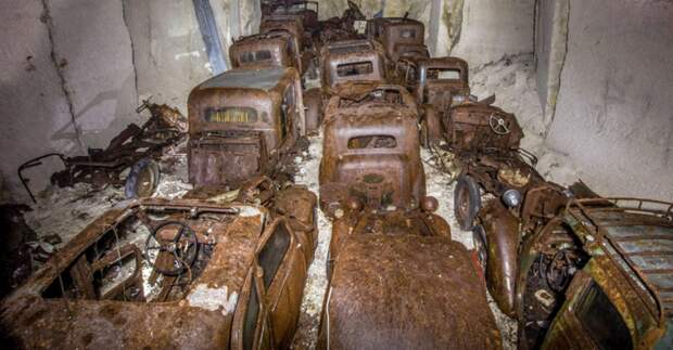 Автомобили, выпущенные в 1930-х годах, во французской каменоломне. Считается, что во время Второй мировой войны машины спрятали от немецкой армии. история, кладбища, мир, фото