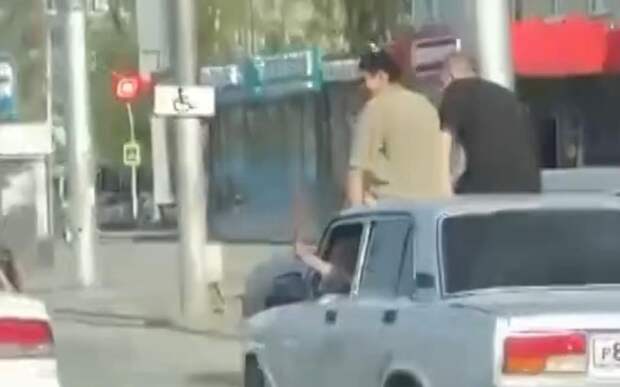 Два парня из Кемерово решили развлечься на крыше авто