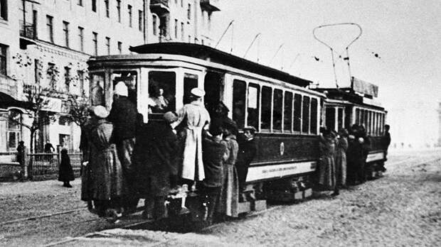 Ретрокалендарь: от электрического трамвая в Москве до ордена Красной Звезды