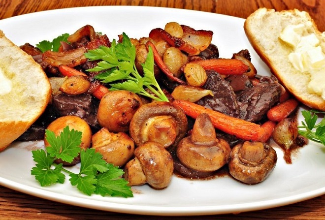 Мясное жаркое с грибами