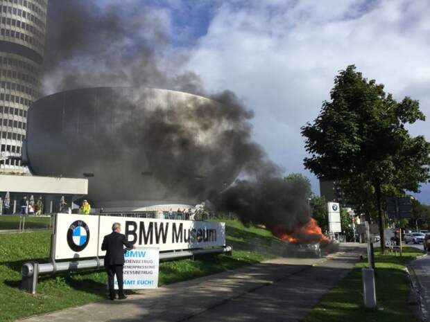 Мужчина сжег BMW напротив главного музея марки bmw, авто, акция, забастовка, качество, надежность, поджок, протест