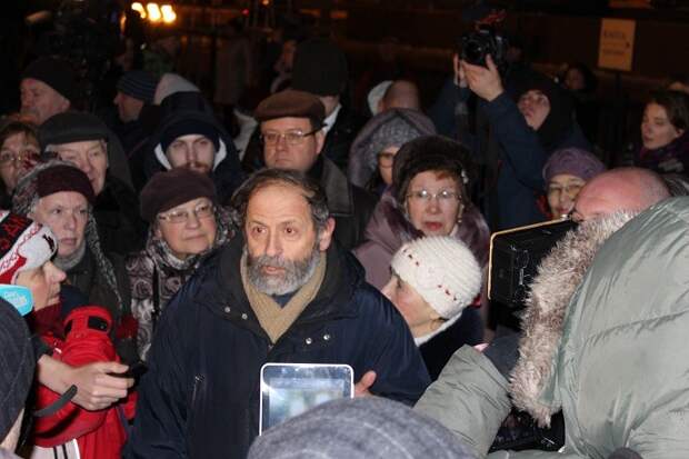 Шабаш возле Исаакия: Оппозиция прикрыла собор спинами пенсионеров и инвалидов