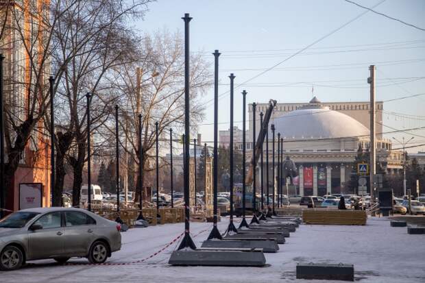 Гирлянды с улицы Ленина начали убирать до следующей зимы в Новосибирске