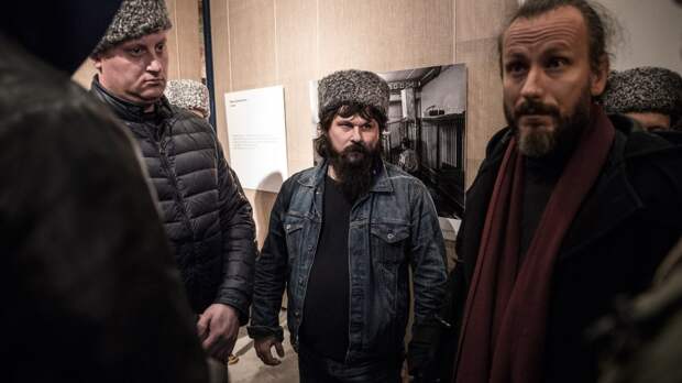 Казаки и директор Сахаровского центра Лукашевский. Фото: © L!FE/Марат Абулхатин
