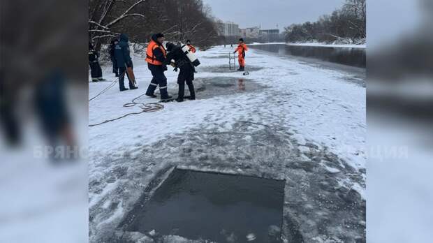 Водолазы ищут провалившихся под лёд на реке Десне в Брянской области детей