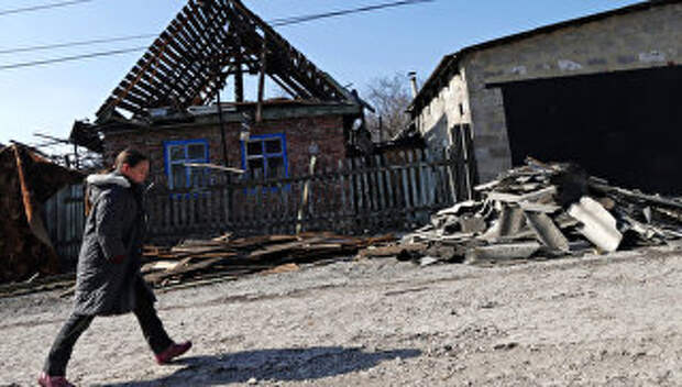 Разрушенный в результате обстрелов украинскими силовиками дом в Донецке. Архивное фото