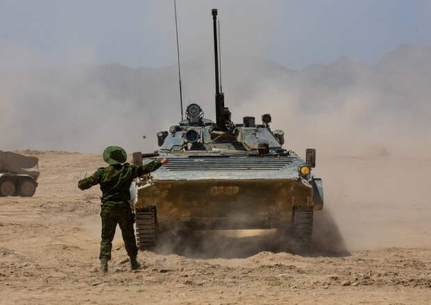 Инструкторы РФ провели первые занятия по стрельбе из вооружения БМП-2 с военнослужащими Таджикистана