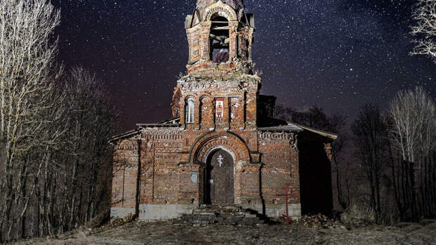 Фотограф из Ленобласти сделал ночные снимки старинных церквей