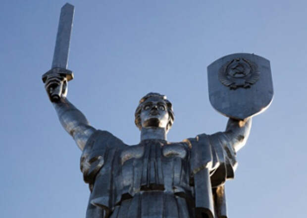 Институт Нацпамяти ищет спонсора для демонтажа герба СССР с монумента «Родина-Мать».