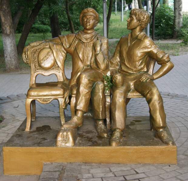 12 Памятник Остапу Бендеру и Шуре Балаганову в Бердянске