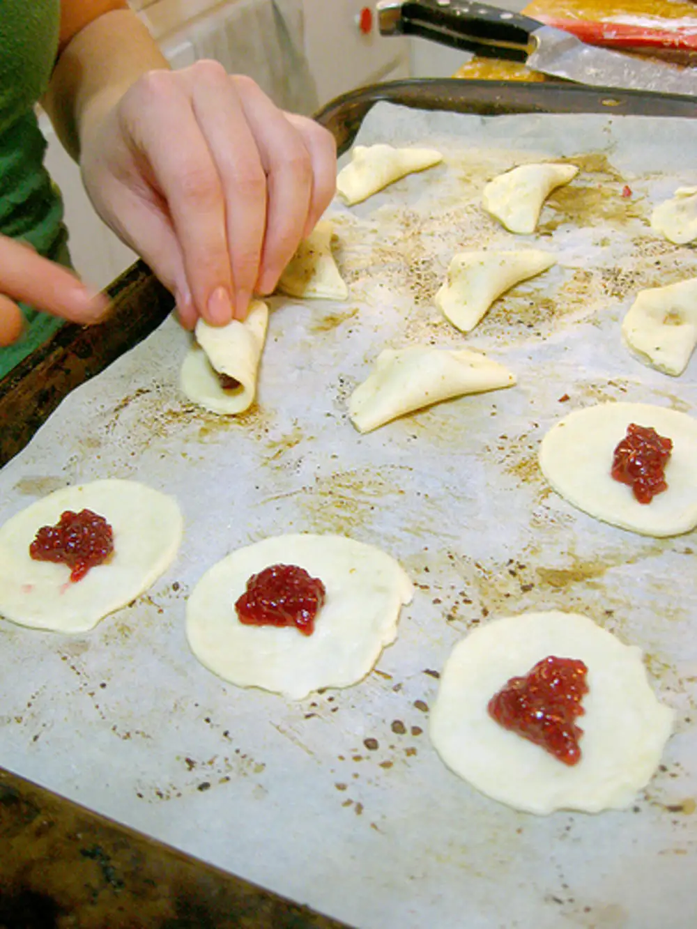 Что сделать чтобы повидло не вытекало. Булочки с вареньем не вытекают. Как приготовить пирожки с повидлом чтобы повидло не вытекало. Что сделать чтобы повидло не вытекало. Пирожки с повидлом из 90х.