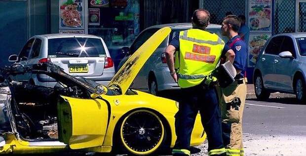 Пока владелец Ferrari тушил авто, у него украли деньги и ноутбук
