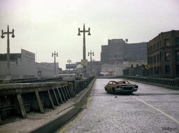 Заброшенный Вест-Сайд хайвей с остовом сгоревшего Камаро. 1975 год. история, люди, приколы, факты, фото