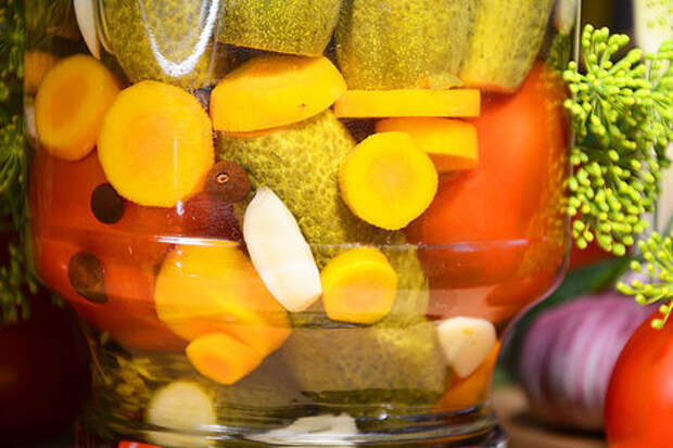 Ассорти на зиму: маринованные огурцы с помидорами