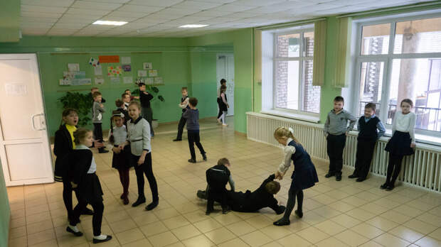 Психолог Хломов: боли в животе и апатия у ребенка могут быть связаны с буллингом