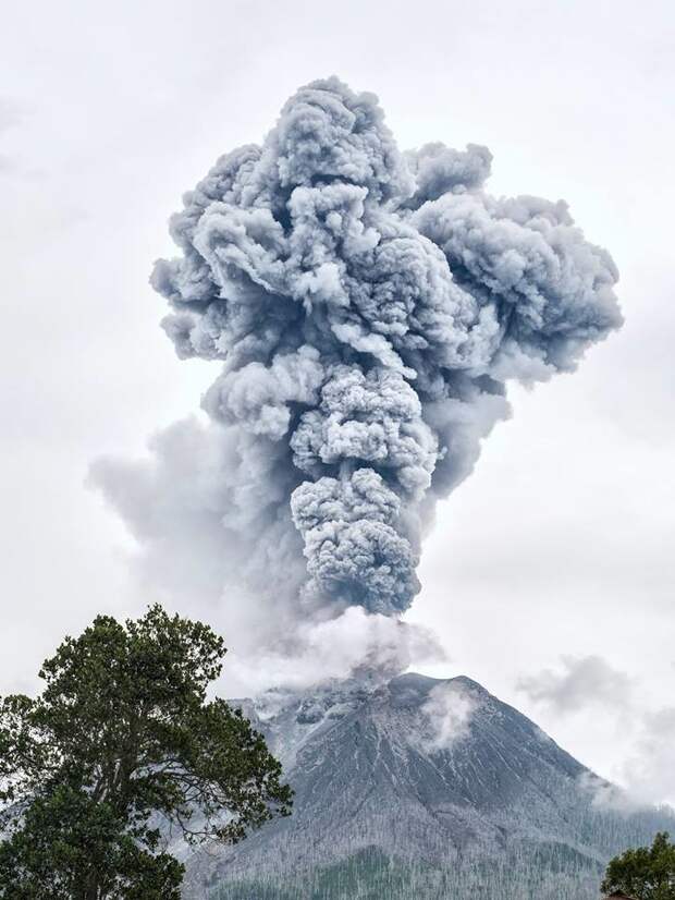 Вулкан извергается минимум 6-8 раз в день Синабунг, Суматра, брошенная деревня, вулкан, вулканы, действующие вулканы, извержение вулкана, индонезия