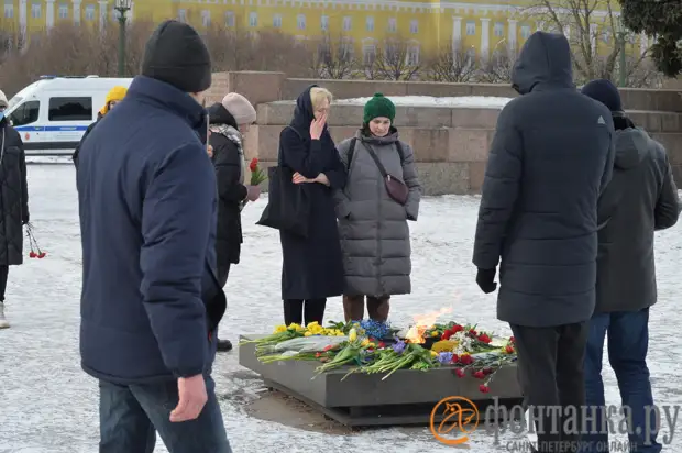 Петербурженки почтили борцов за мир у Вечного огня. И приобщили к этому полицейских