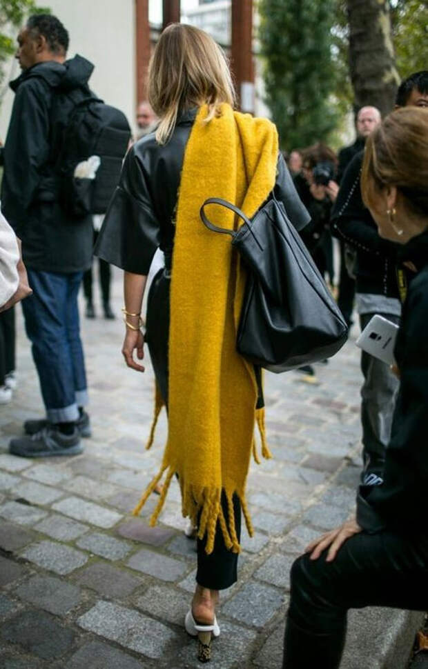 Желтый палантин на городской моднице