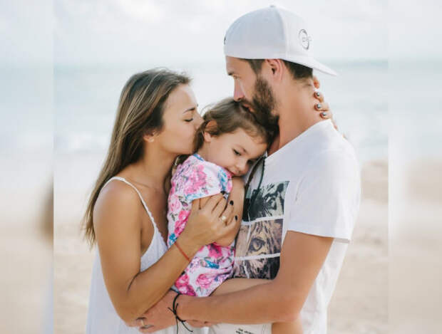 Илона с мужем и дочерью