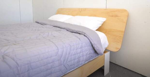 Двуспальная кровать из фанеры и металла — бюджетный вариант для дома