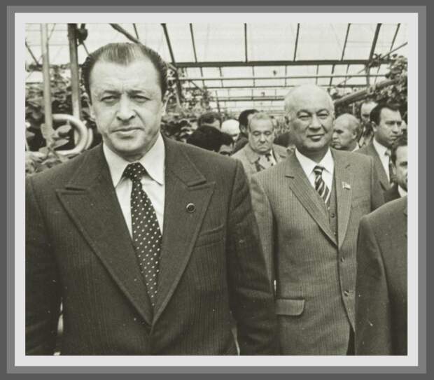 На первом плане личный охранник Брежнева Владимир Медведев