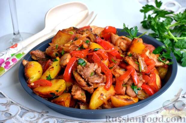 Фото к рецепту: Жаркое из курицы с картошкой