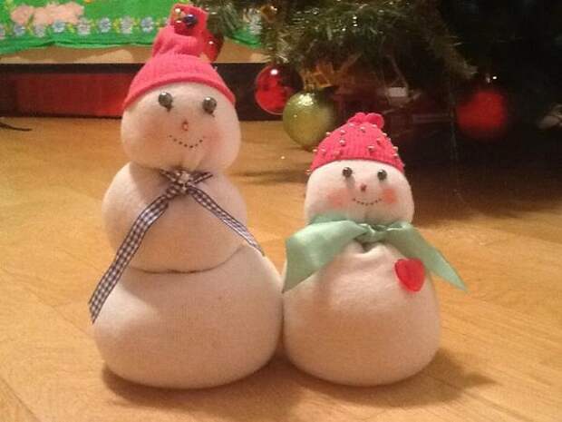 Снеговик с женой из 2 мужских носков