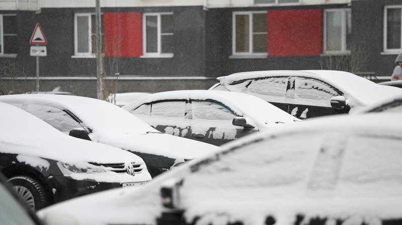 Петербург утонул в снегу и ДТП: автоэксперт указал на главную опасность зимних дорог